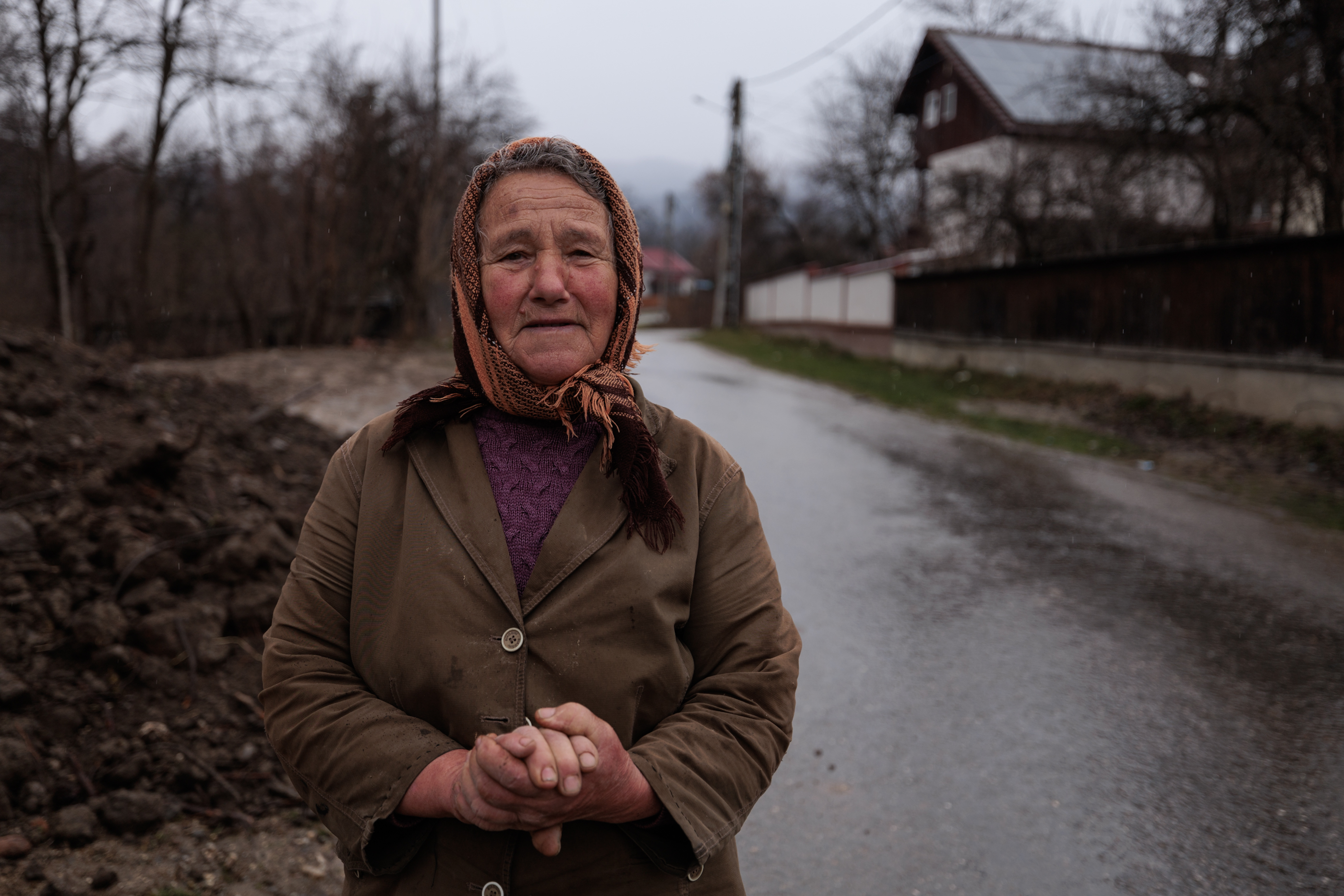 VIDEOREPORTAJ De 8 Martie, femeile din Bărbătești, Vâlcea, își doresc sănătate, pace și o pereche de adidași: „Pantofi nu mi-am luat de ani de zile!”
