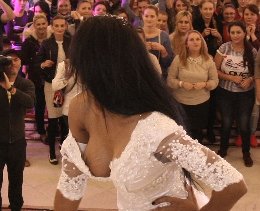 FOTO EXCLUSIV/ Laurette a rămas în sânii goi în fața a zeci de fotografi! S-a tunat și ne-a arătat!