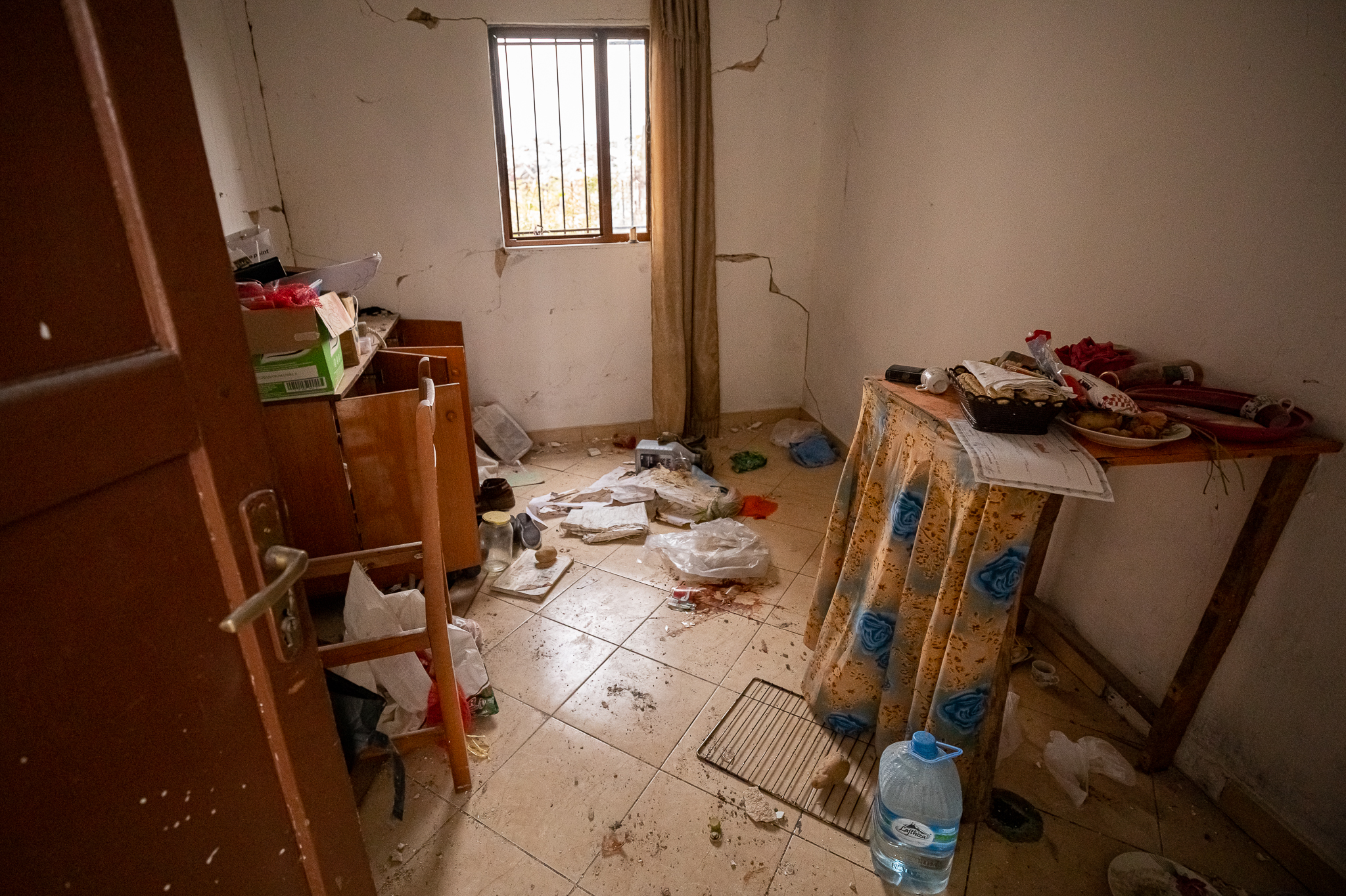 Thumanë, satul din Albania care va fi ras de pe fața pământului. Autoritățile au decis să dărâme toate clădirile rămase în picioare după cutremur