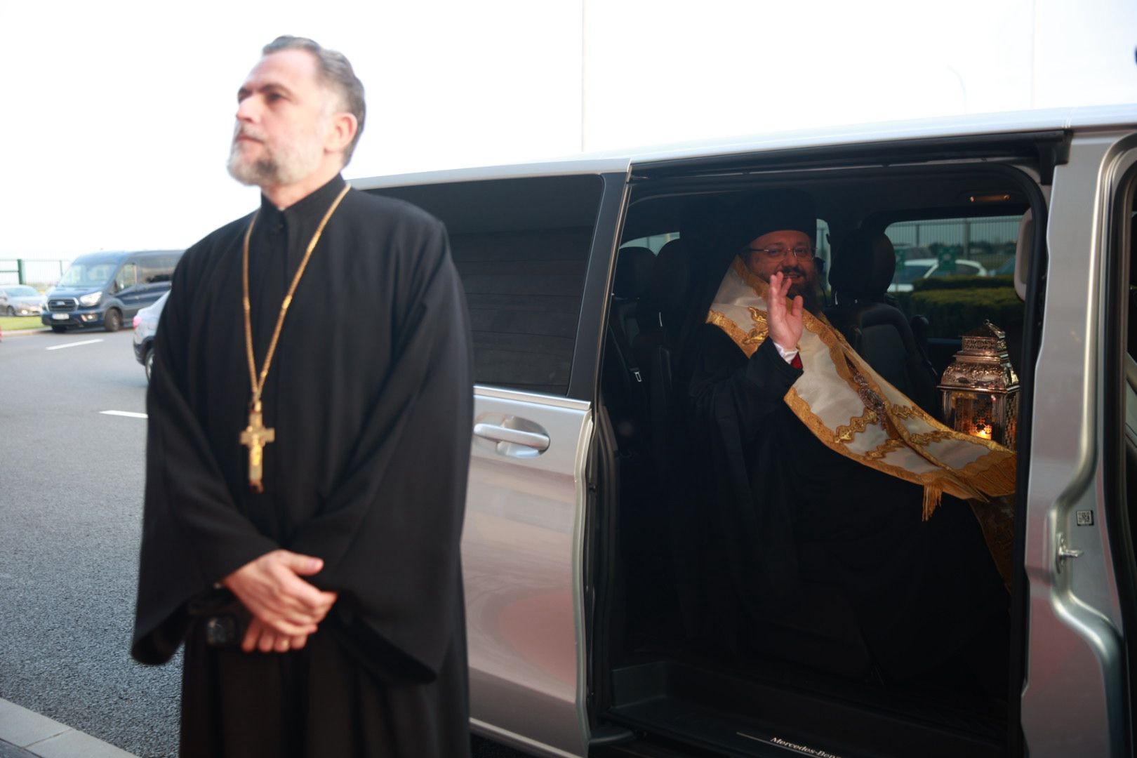 Sfânta Lumină de la Ierusalim a ajuns în România: „Este semnul că iubirea lui Dumnezeu nu moare niciodată”