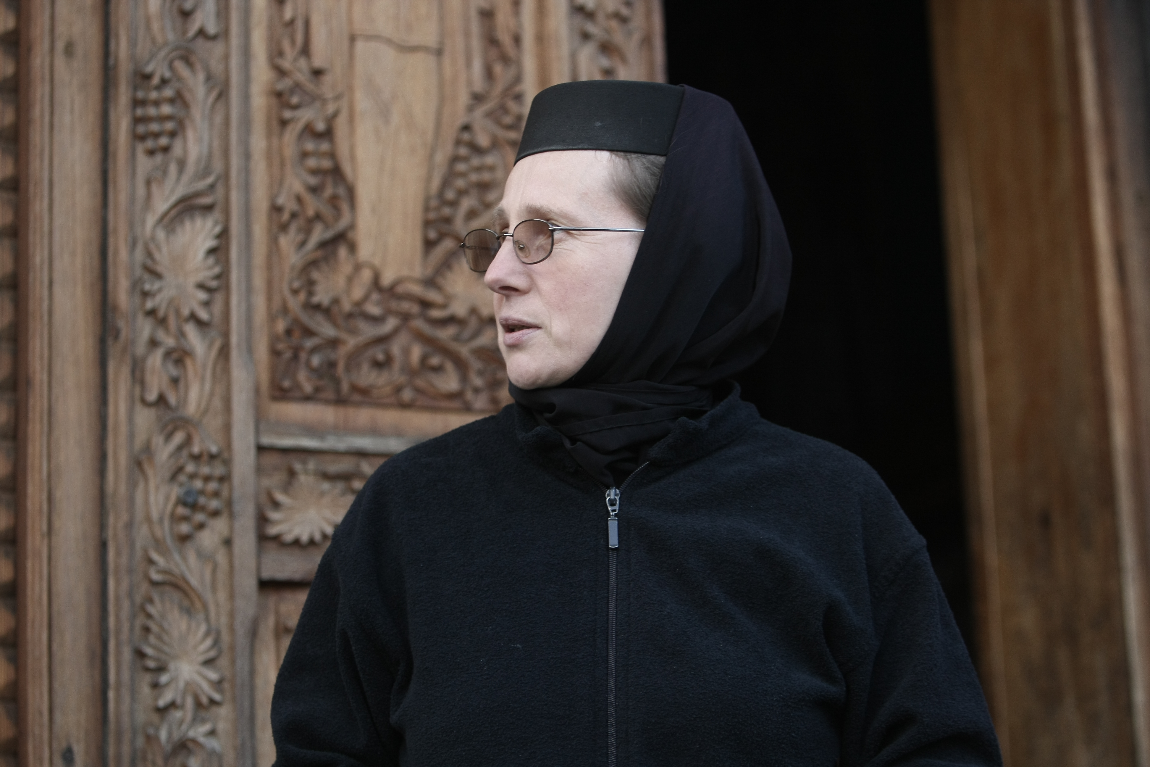 Reportaj în satul monahal Agapia, care se închide la apusul soarelui. Locul unde broaștele și greierii tac, de când un preot supărat ”i-a afurisit”
