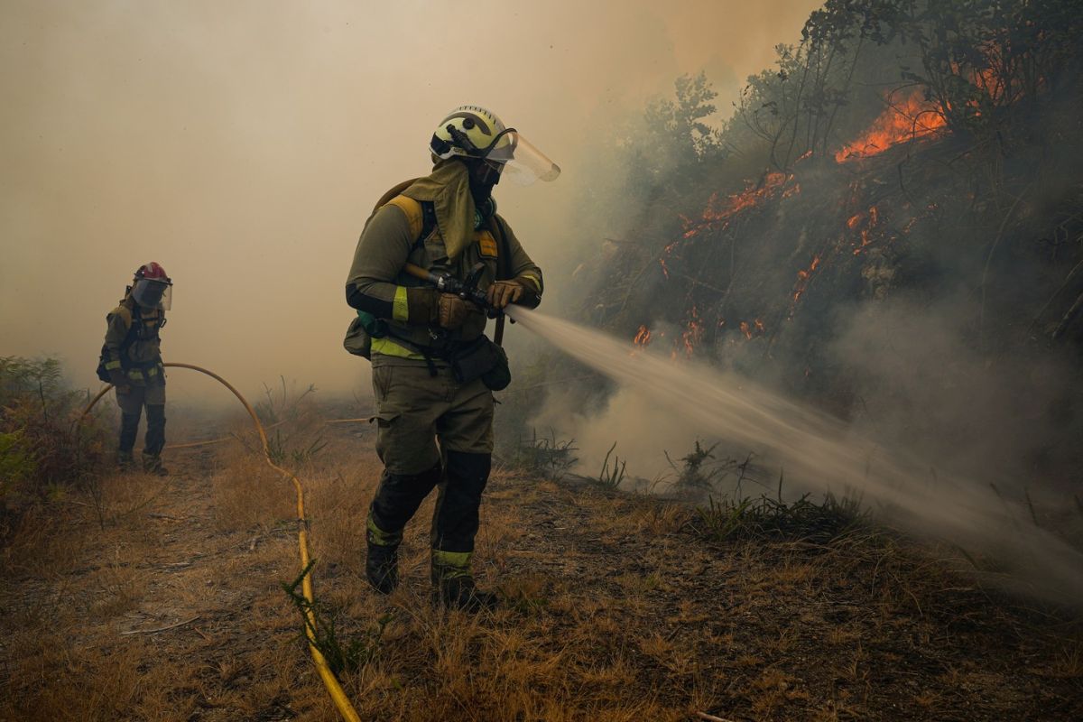Șapte morți, între ei trei pompieri, și 40 de răniți, în incendiile de vegetație din Portugalia. Guvernul a declarat situație de „calamitate”