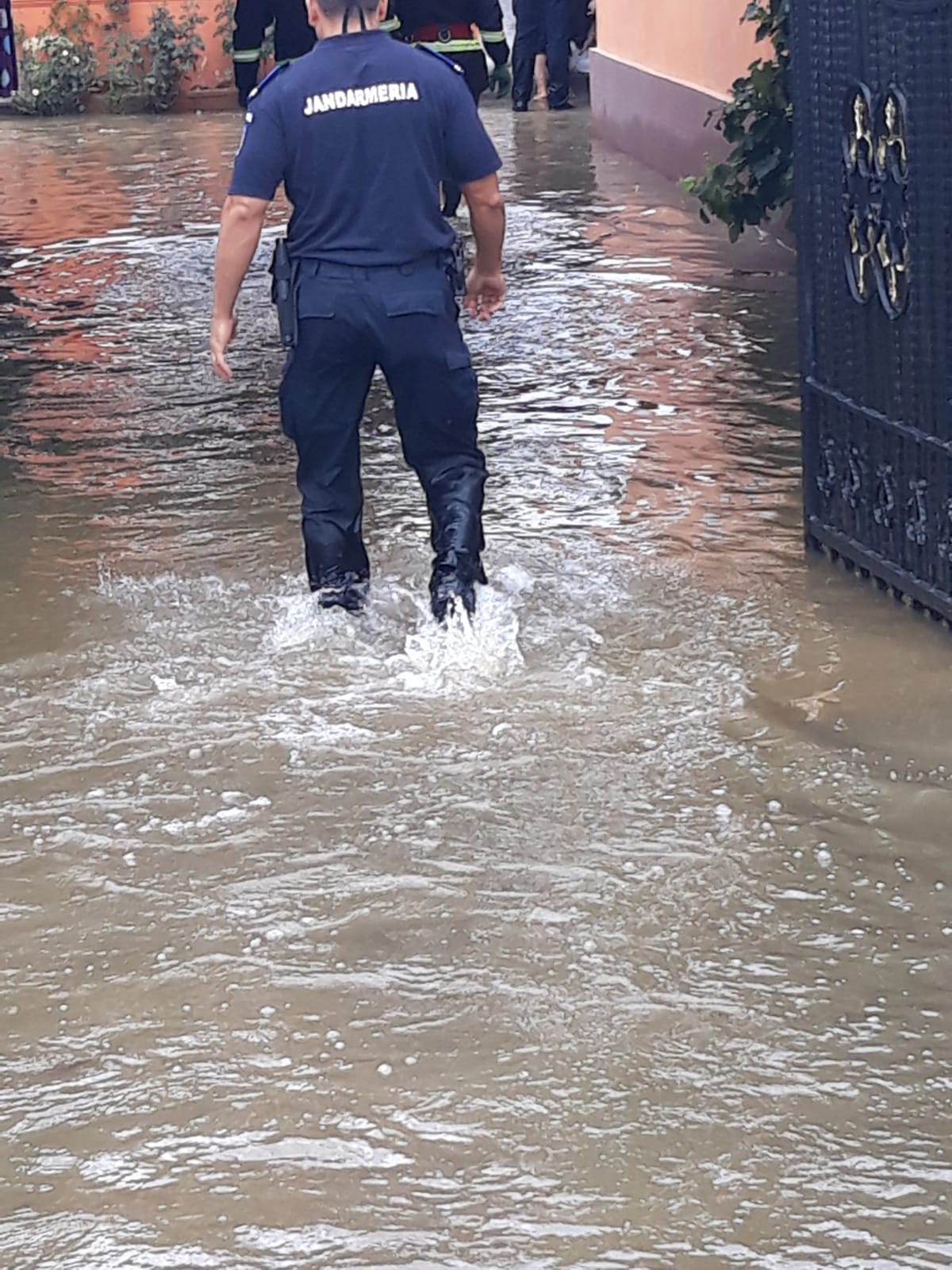 Aproape 70 de oameni au fost evacuați de jandarmi din case în Băbeni, Vâlcea. Râul Bistrița a ieșit din matcă / FOTO
