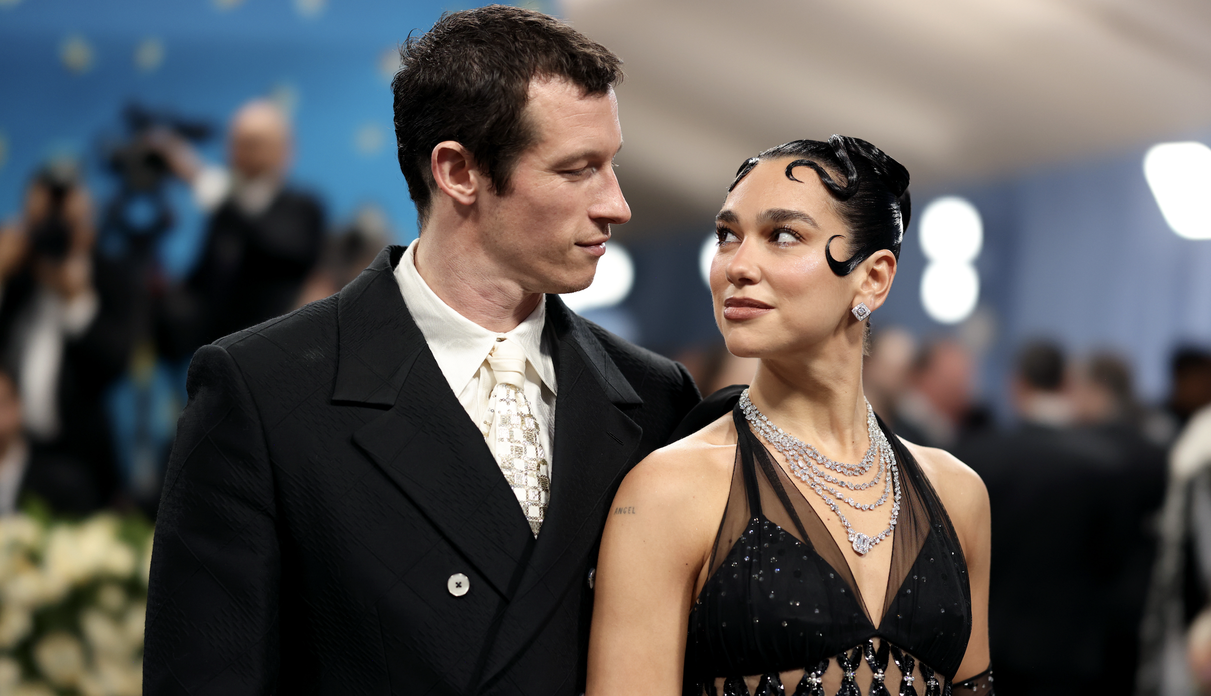 NYITO Dua Lipa az évek során számos emlékezetes Met-gála bevonulást mutatott már be, viszont idén vőlegényével, Callum Turner-rel az oldalán sétált fel a lépcsőn