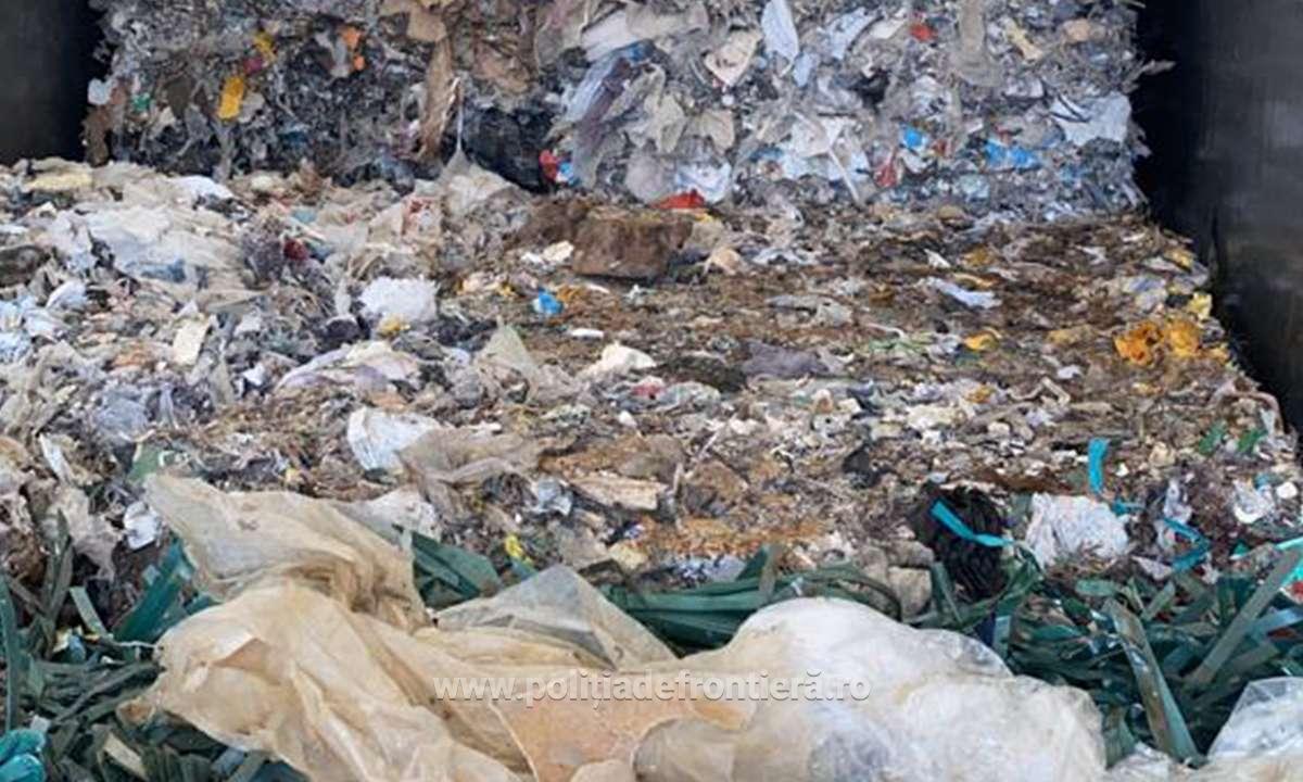 Peste 78 de tone de deșeuri din plastic, cauciucuri şi haine uzate. Produsele care erau expediate din Italia și Germania, oprite la vama Nădlac