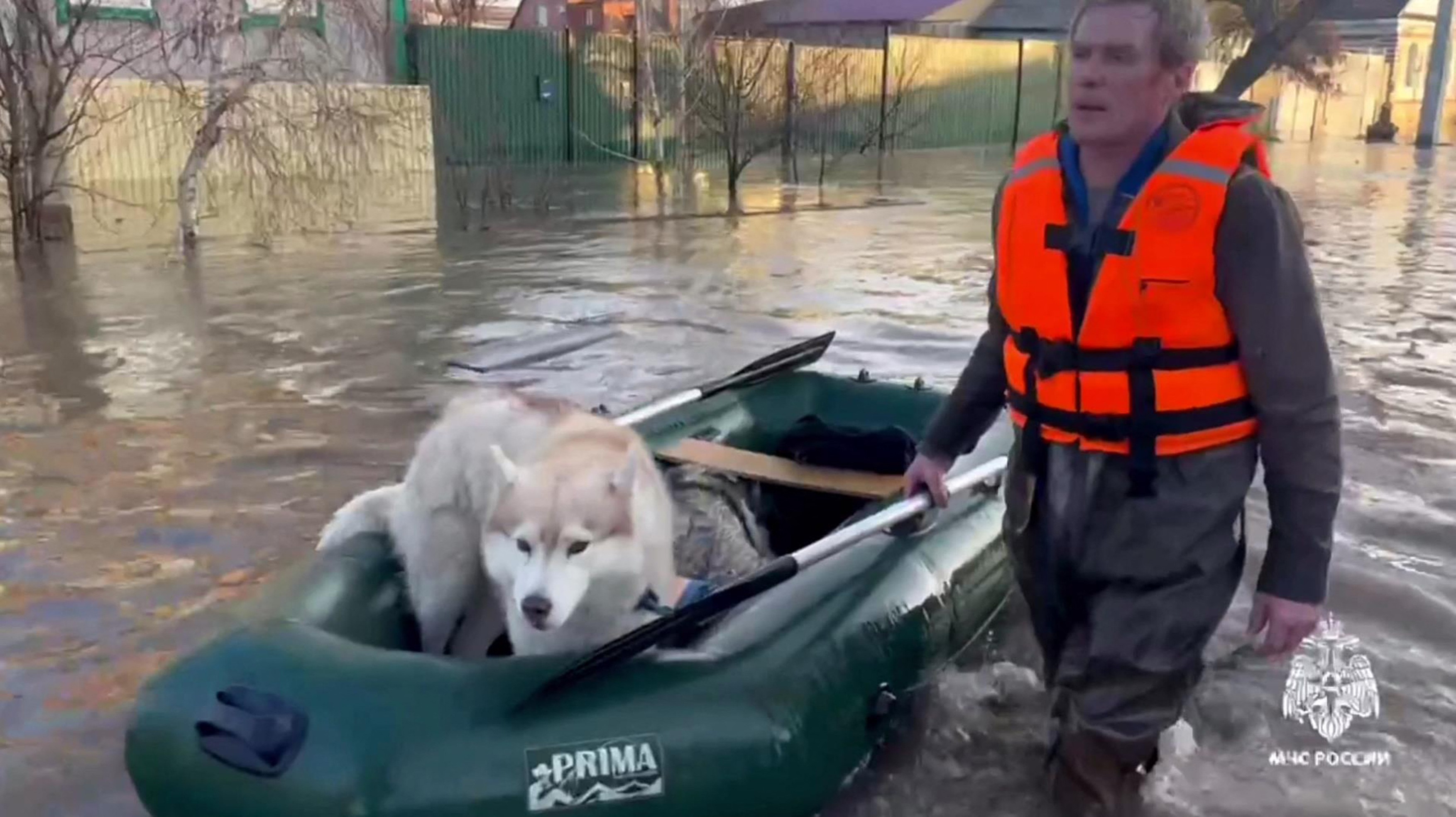 Inundații puternice într-o regiune rusă din Urali după ruperea unui baraj. Rusia anunță că a evacuat 4.000 de oameni