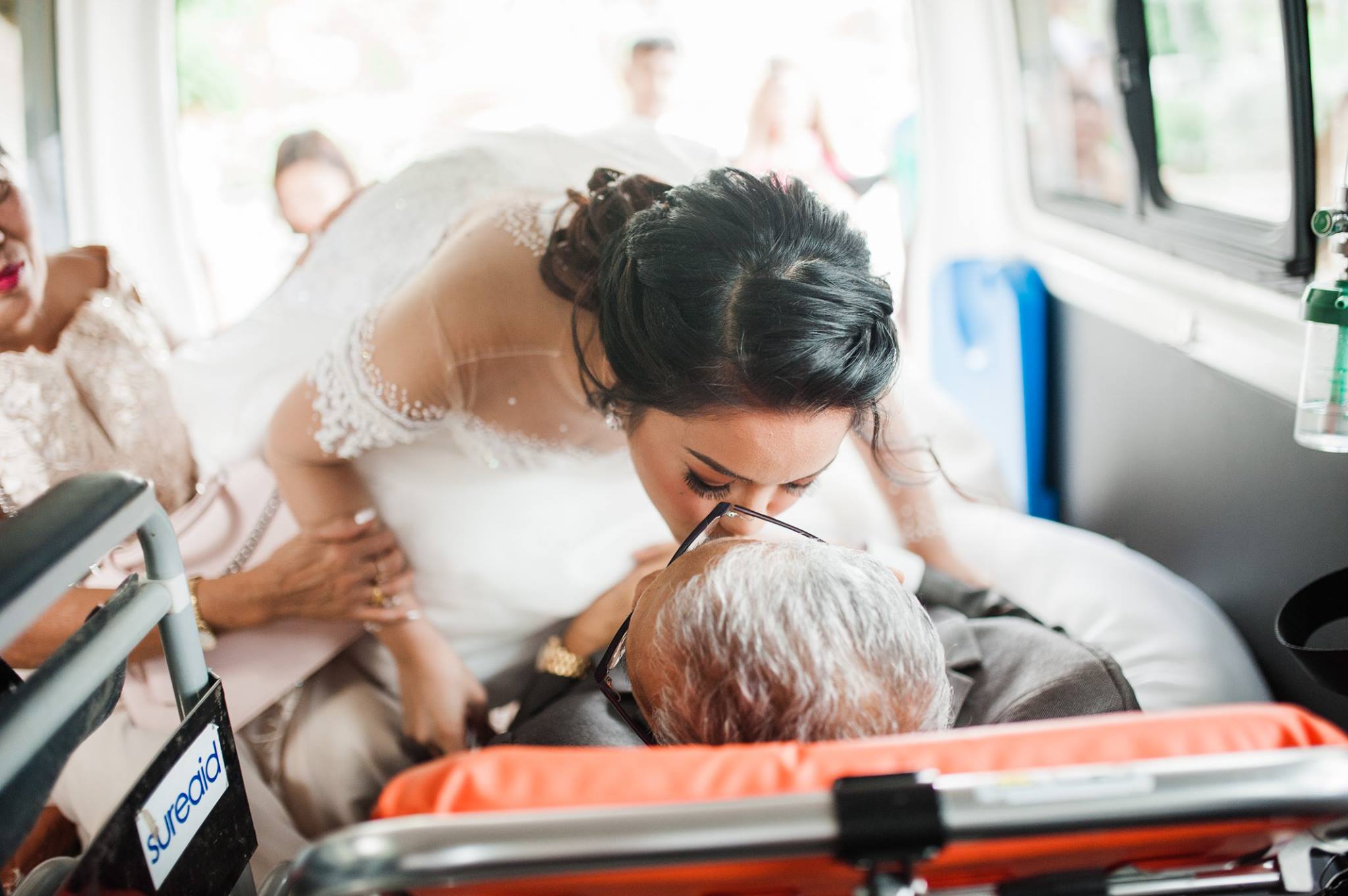 FOTO | Un tată bolnav de cancer în fază terminală și-a împlinit ultima dorință: Și-a condus fiica la altar