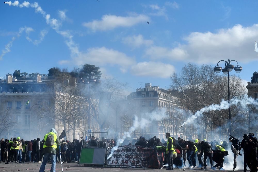 UPDATE | Noi violențe la protestele „vestelor galbene” în Paris! Peste 100 de oameni au fost reținuți | FOTO&VIDEO