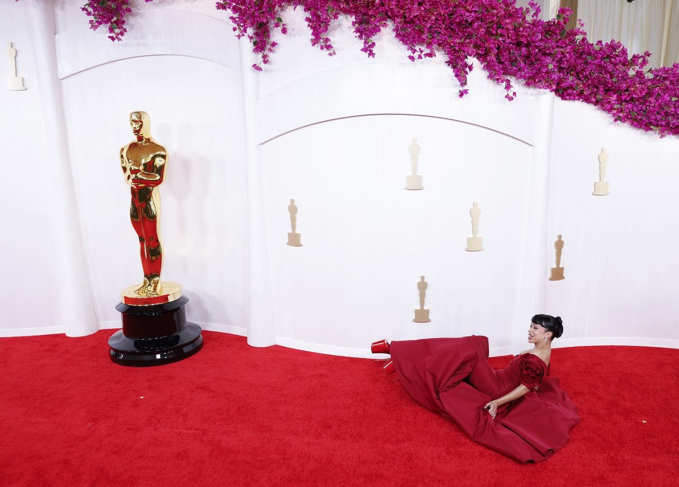 Actrița care a căzut pe covorul roșu de la Oscar 2024. Iată momentul în care Liza Koshy se împiedică din cauza rochiei | VIDEO