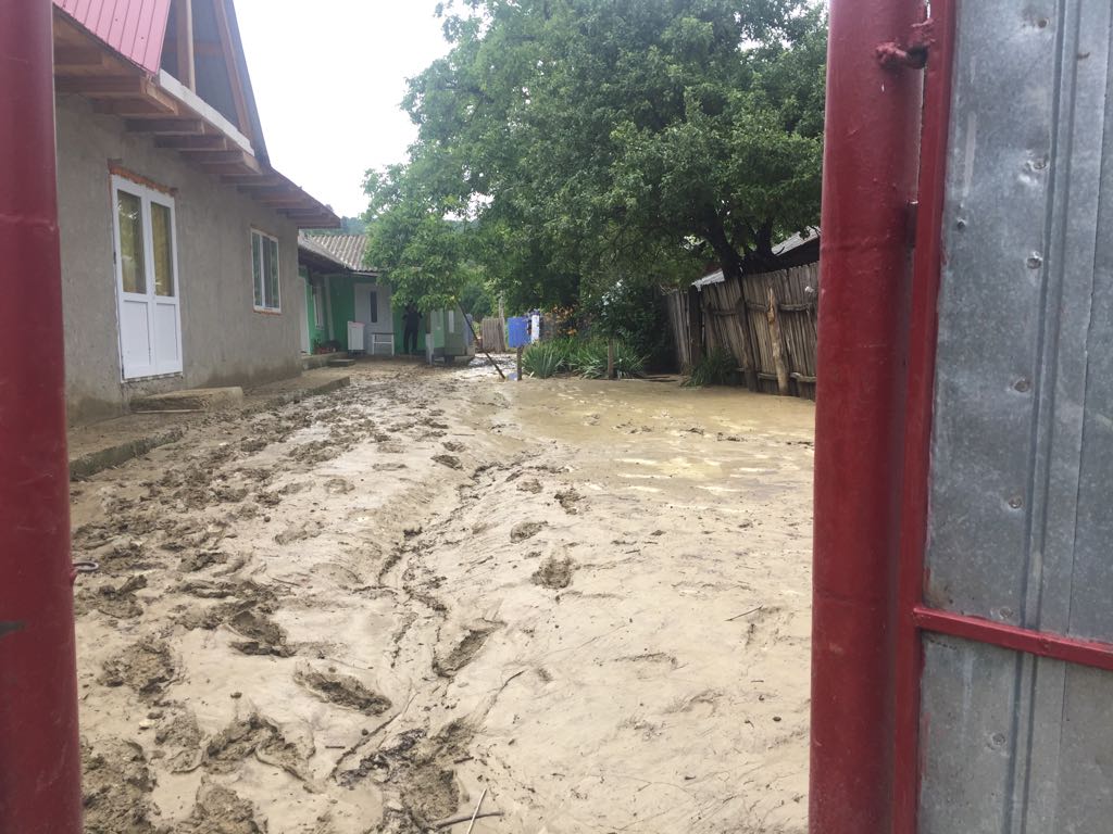FOTO&VIDEO/ Zece locuințe inundate într-un sat din Vaslui. Oamenii s-au urcat în podurile caselor pentru a se salva