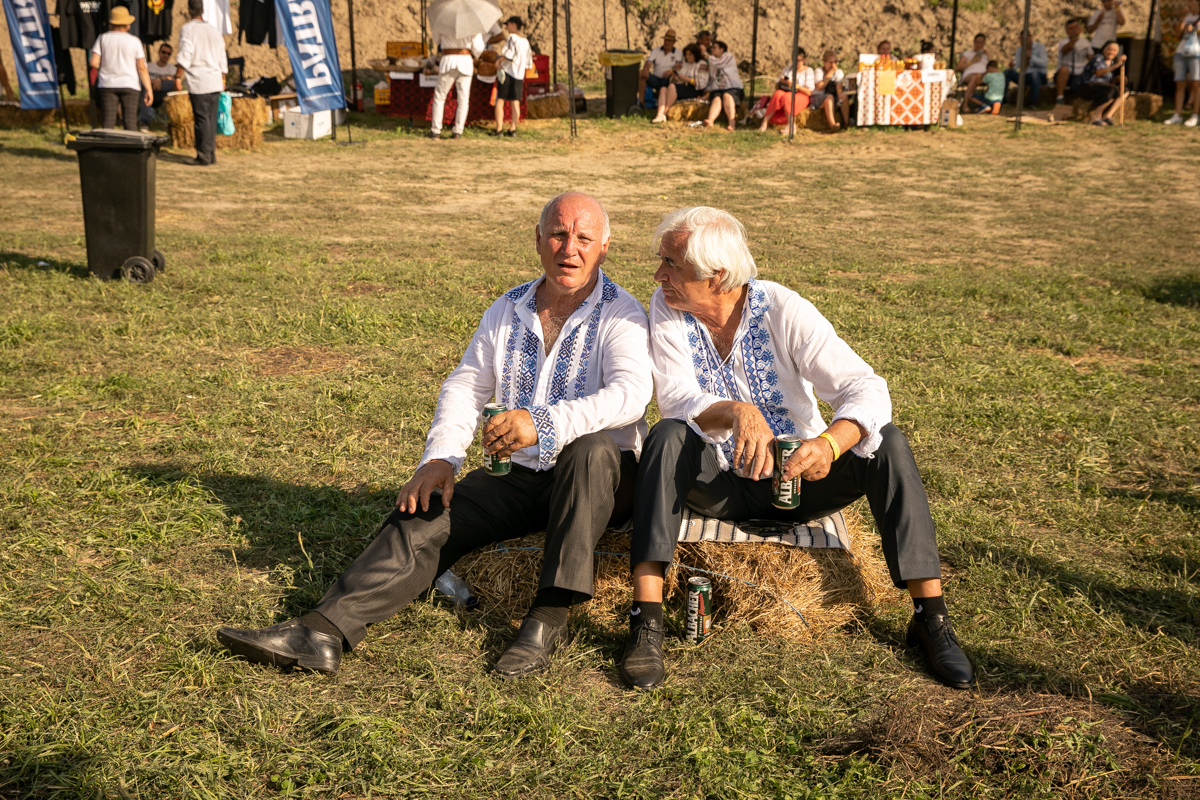 O mireasă și două nunți. Cum a petrecut poporul în vale, iar ceilalți invitați, în deal, la căsătoria „domnului AUR”, George Simion