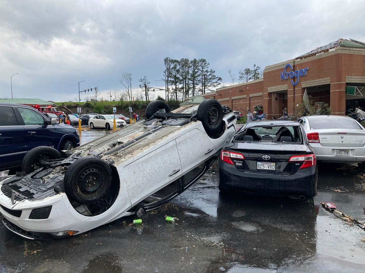 Zone întinse din SUA au fost lovite de tornade. „Distrugere totală” într-un oraș din Arkansas. Bilanțul victimelor