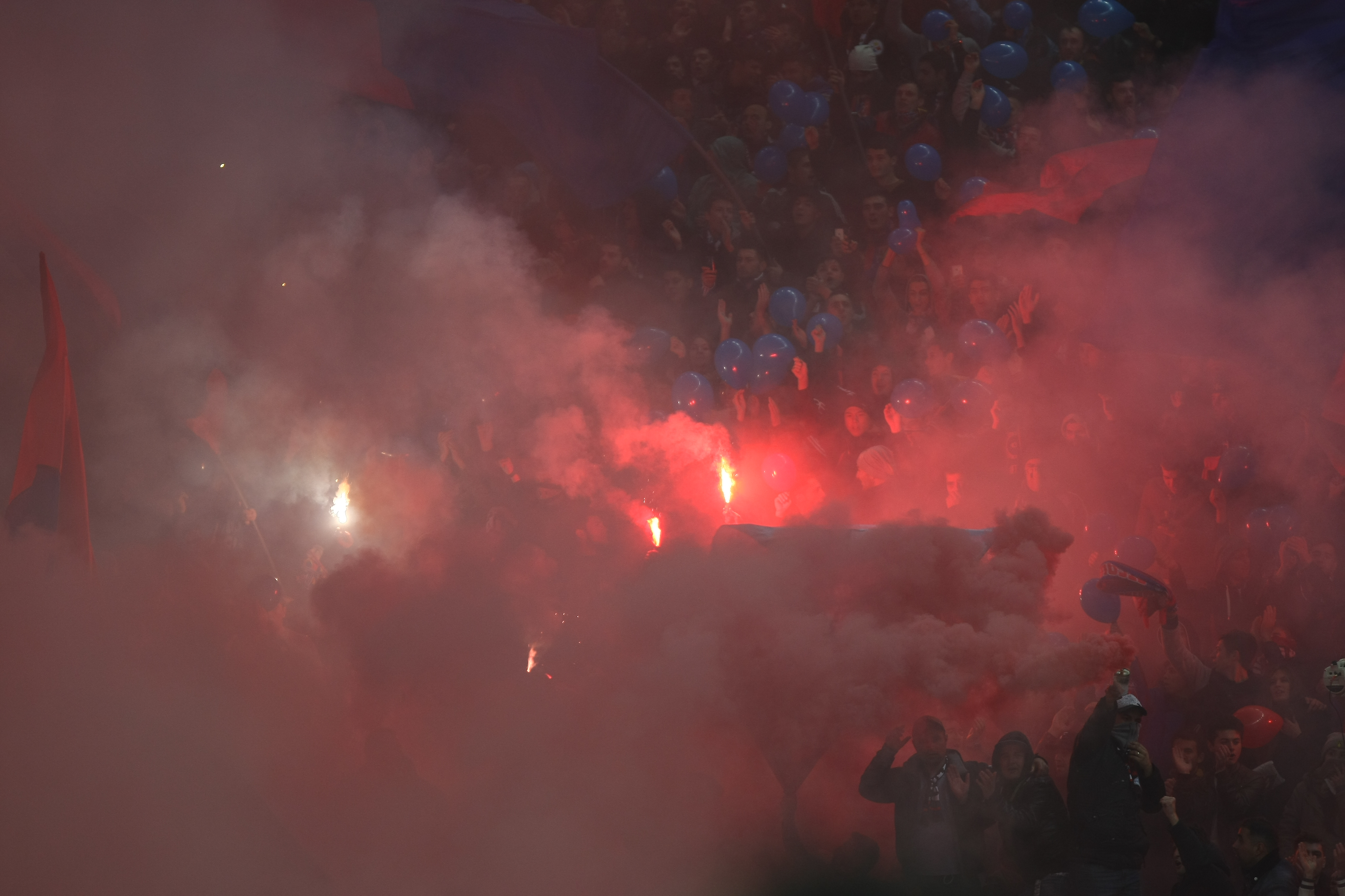 GALERIE FOTO&VIDEO / Atmosferă incendiară la derby. Coregrafii spectaculoase ale celor două galerii