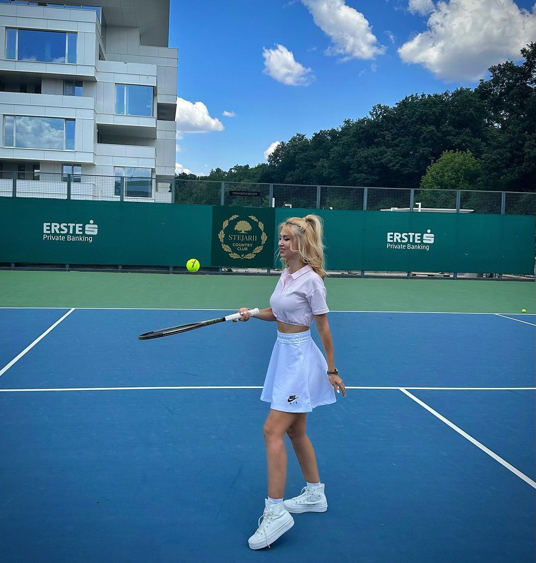 Andreea Bălan ia lecții de tenis de la iubitul ei. Artista radiază de fericire alături de Victor Vlad Cornea