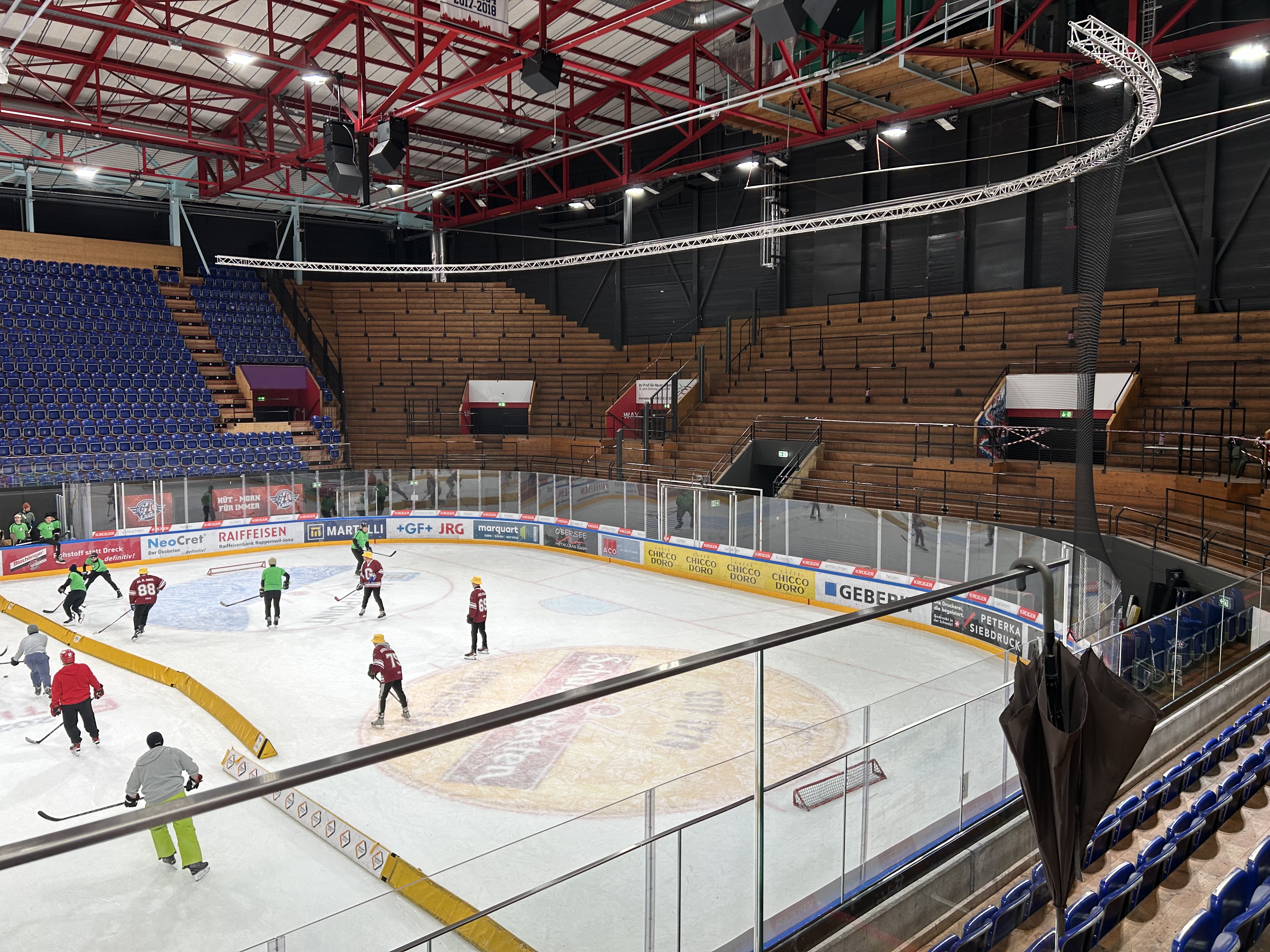 Cum am petrecut de ziua hocheiului elvețian pe gheața patinoarului din Rapperswil alături de 300 de copii: „Hop, Rappi!”