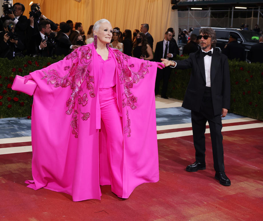 Ținute spectaculoase la Met Gala 2022. O celebră actriță s-a dezbrăcat pe covorul roșu și a apărut cu sânii la vedere