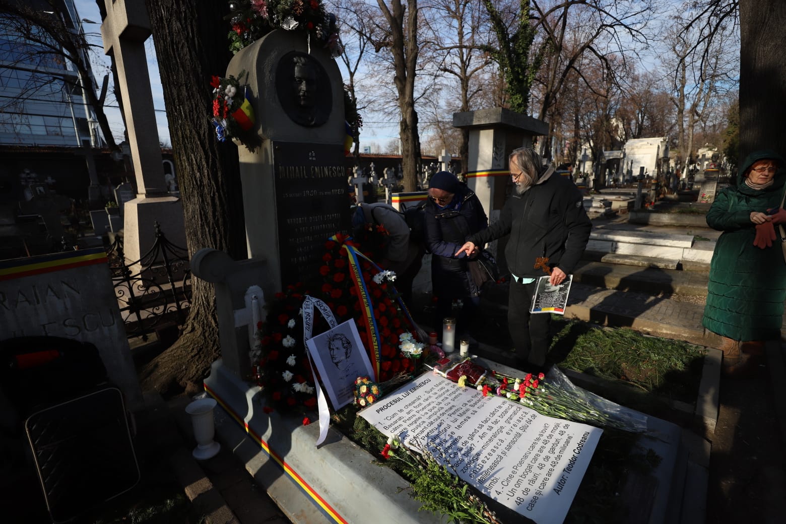 Furt la mormântul lui Mihai Eminescu din București, în ziua în care românii au sărbătorit 175 de ani de la nașterea poetului: „Am dat o groază de bani”