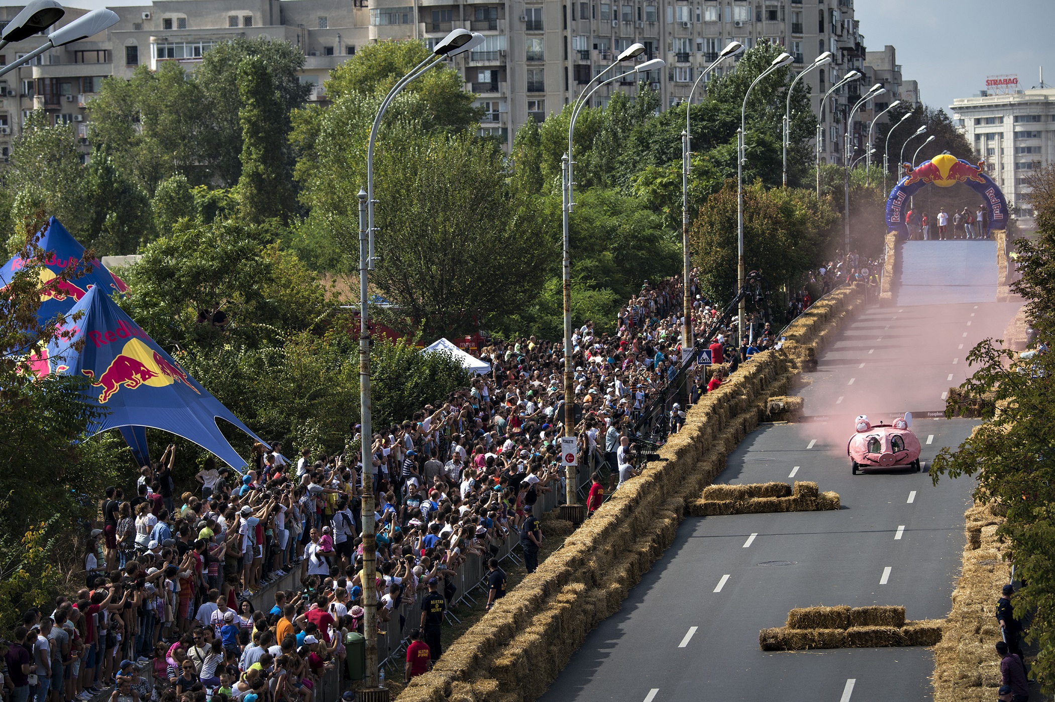 51 de mașini artizanale au defilat la primul Soapbox Race din România. Au învins ”Canibalii vegetarieni”