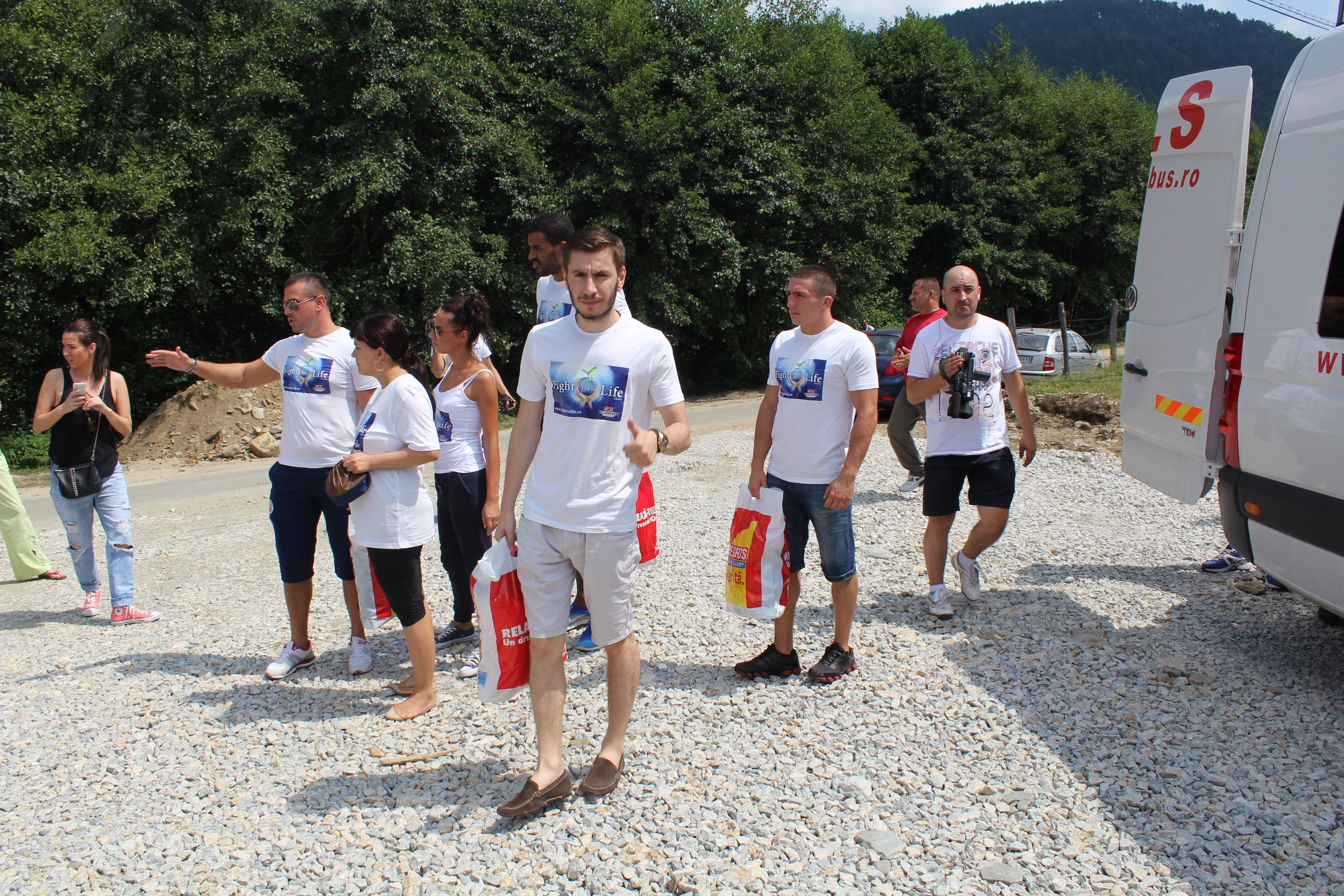 Luptătorii Superkombat au împărţit materiale de construcţii şi ajutoare sinistraţilor din Vaideeni