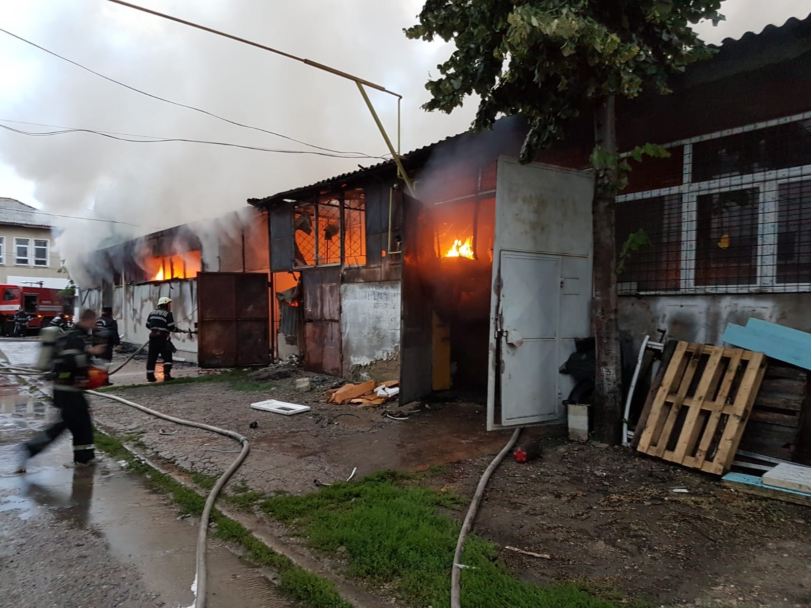 FOTO&VIDEO/ Incendiu puternic în Bacău la o hală de 600 mp în care funcţionau trei firme