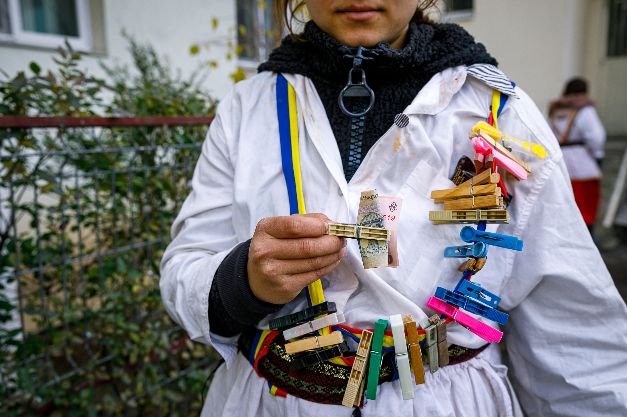 La Dărmănești, Bacău, jocul ursului datează de secole. Tradiția nu exclude boxele, inspirația de pe YouTube și mersul cu metroul în Capitală: “Urșii mei nu trebuie tunși, numai cheptănați și unși!”