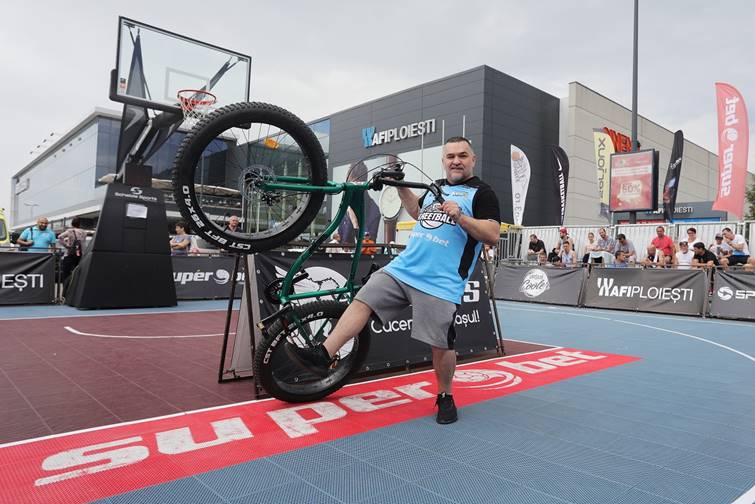 Leonard Doroftei a boxat cu mingea de baschet la turneul Sport Arena Streetball de la Ploiești