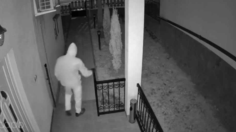 Fingós betörő portyázik Kaposváron: videófelvétel is készült az ingatag járású, orvosi maszkos besurranóról