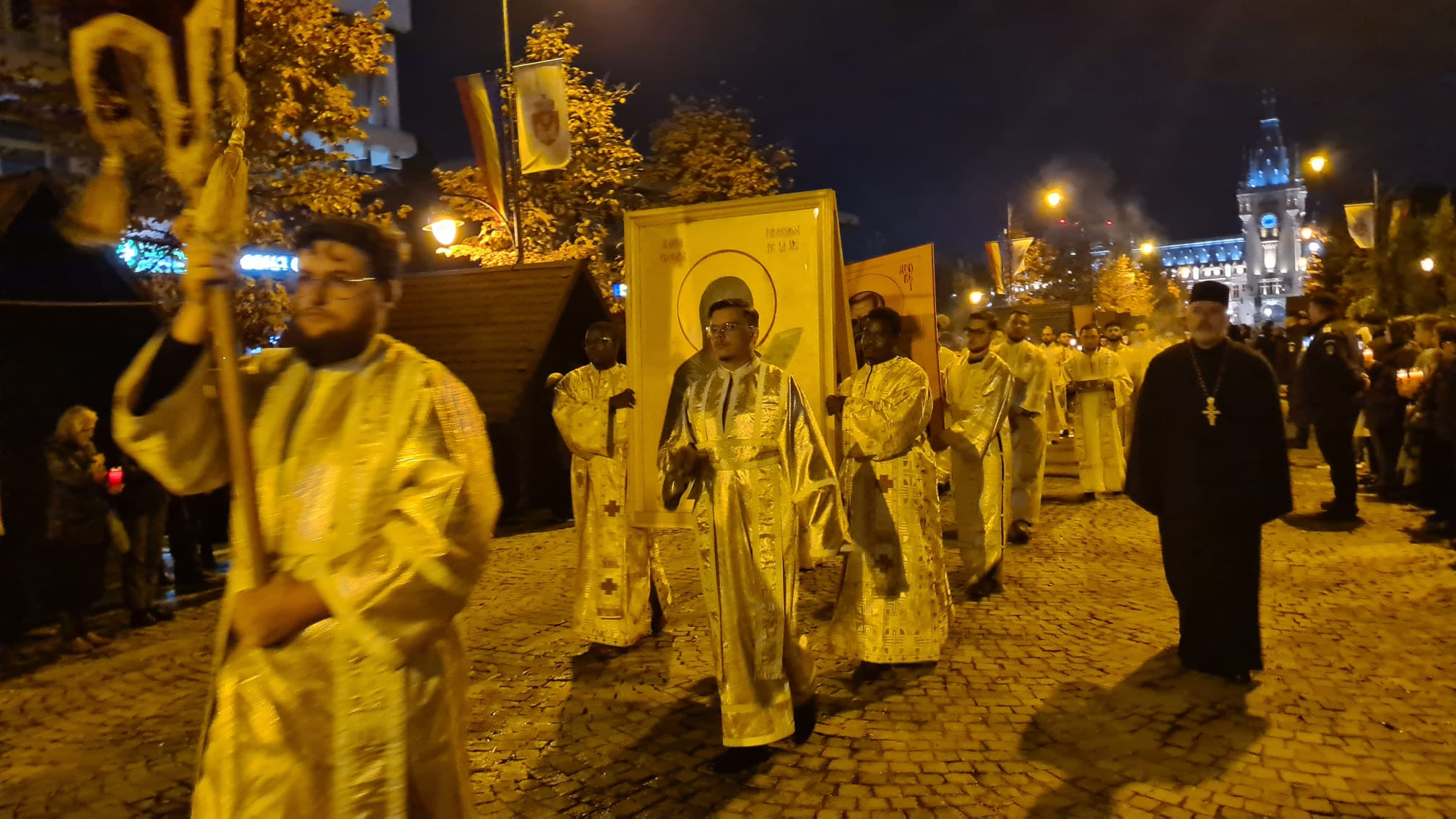 REPORTAJ. Cum au ajuns trei studenți africani voluntari la pelerinajul Sfintei Parascheva. Unul e botezat ortodox pe Masivul Ceahlău. „Nu poți sta în apropiere de sfintele moaște și să nu te schimbi”