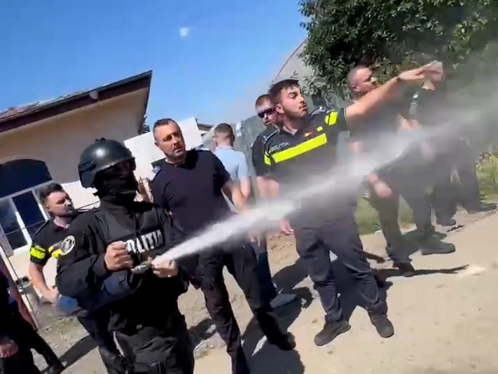 REPORTAJ Lacrimogene de campanie în Mihăilești, Giurgiu: polițiști înarmați și jandarmi au venit să oprească un protest față de primar