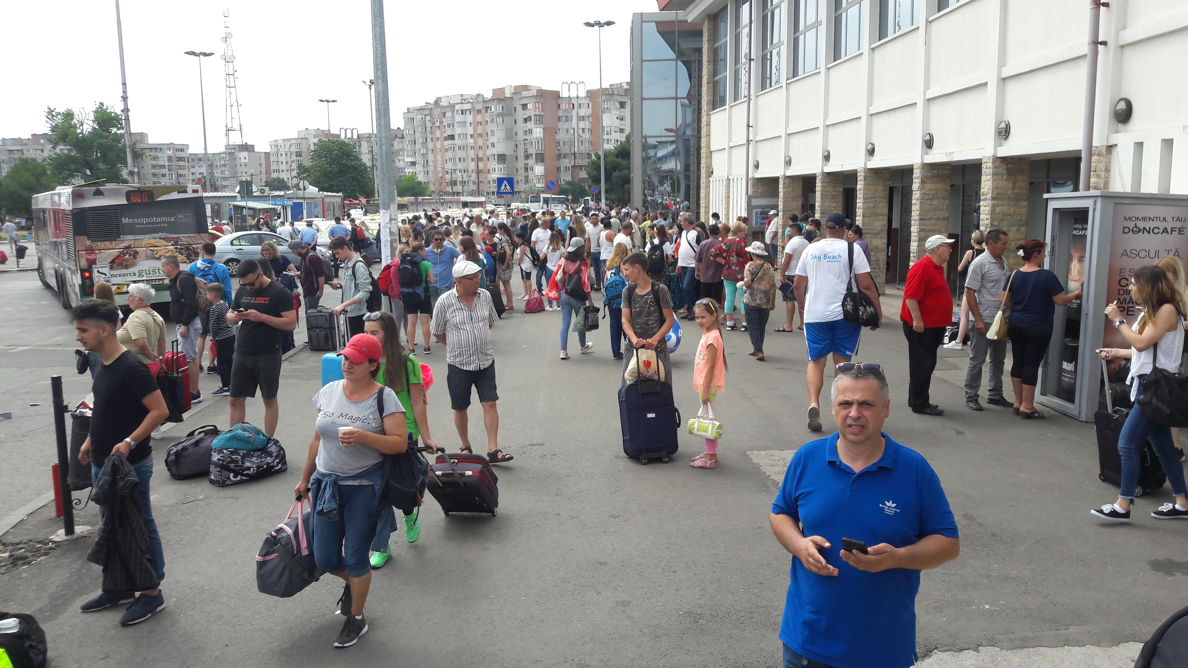 Aventura la Neversea 2018. În Gara Constanța turiștii sunt întâmpinați de taximetriștii puși pe jecmăneală și de șuții ”cu mâini agere”