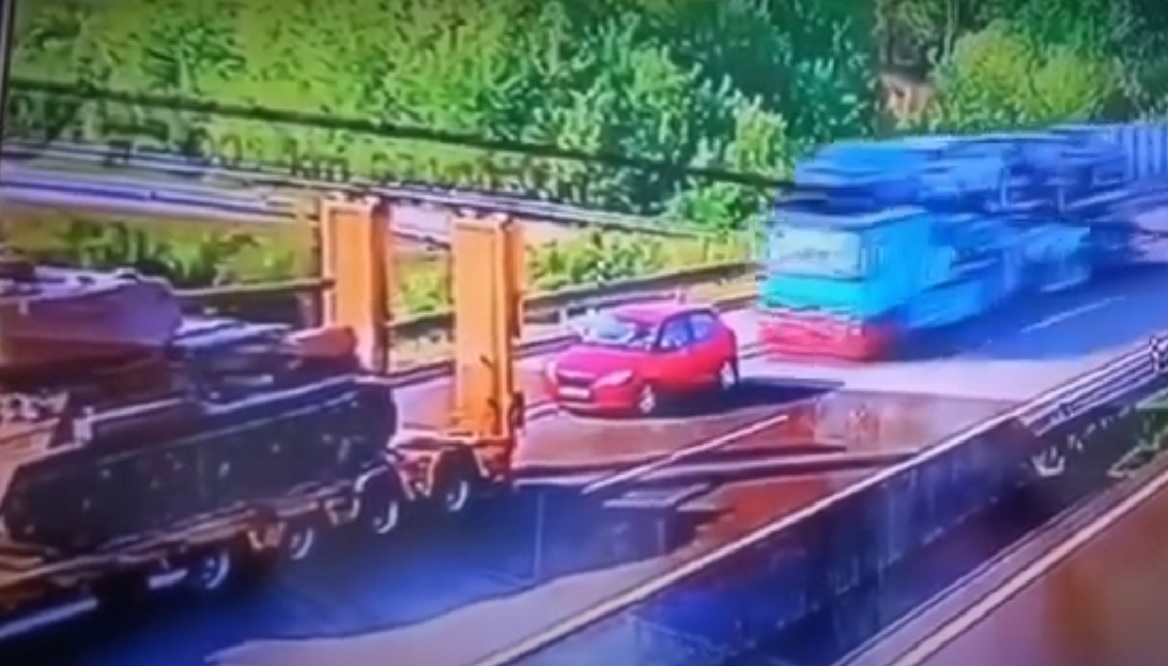 Skoda strivită într-un tanc sovietic T-34, transportat pe o platformă, pe o autostradă din Cehia. VIDEO