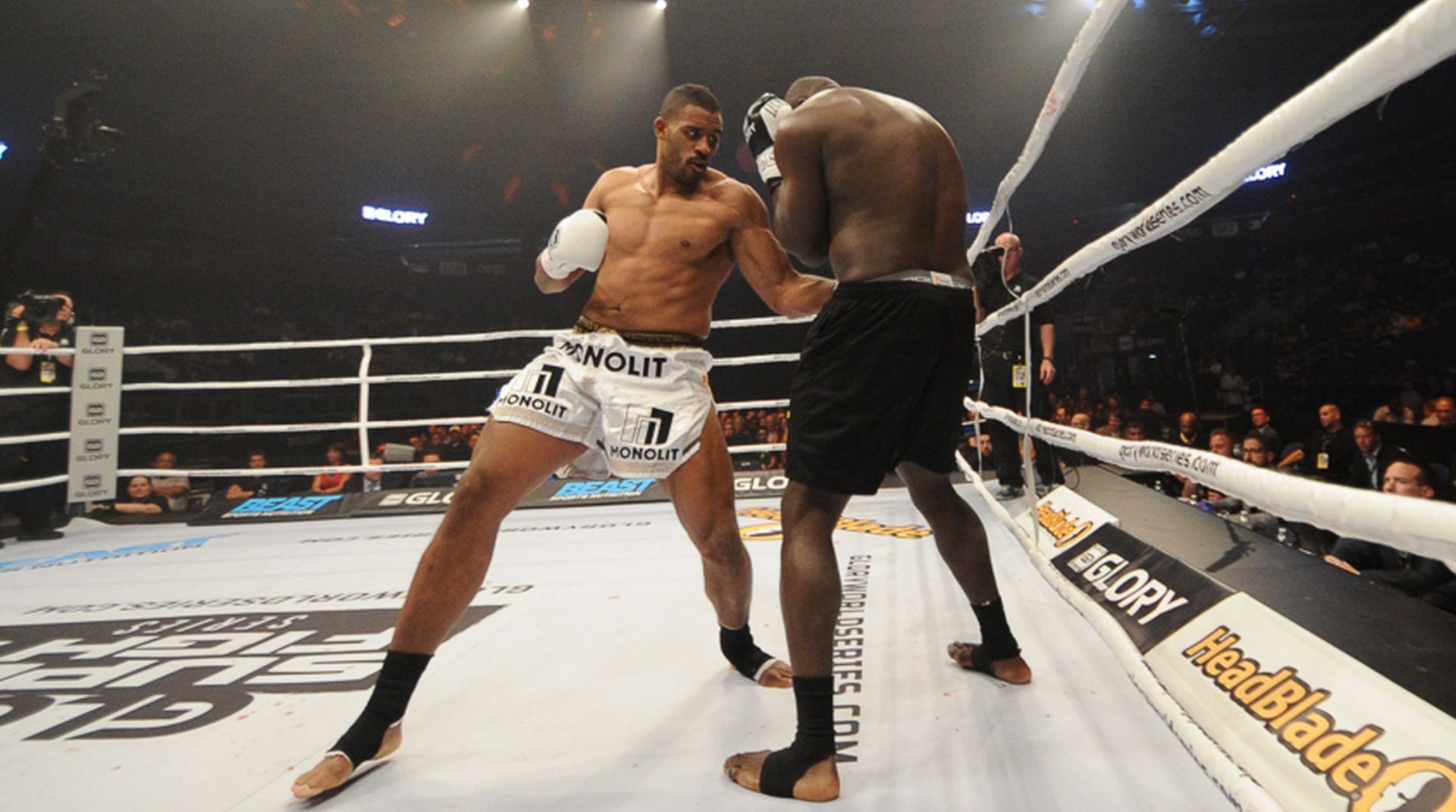 Urmașul lui Iftimoaie în ”Ferma vedetelor” este negru, luptă în K1, are 1,98m înălțime și 117 kg. ^Pro TV a mai domesticit o fiară!