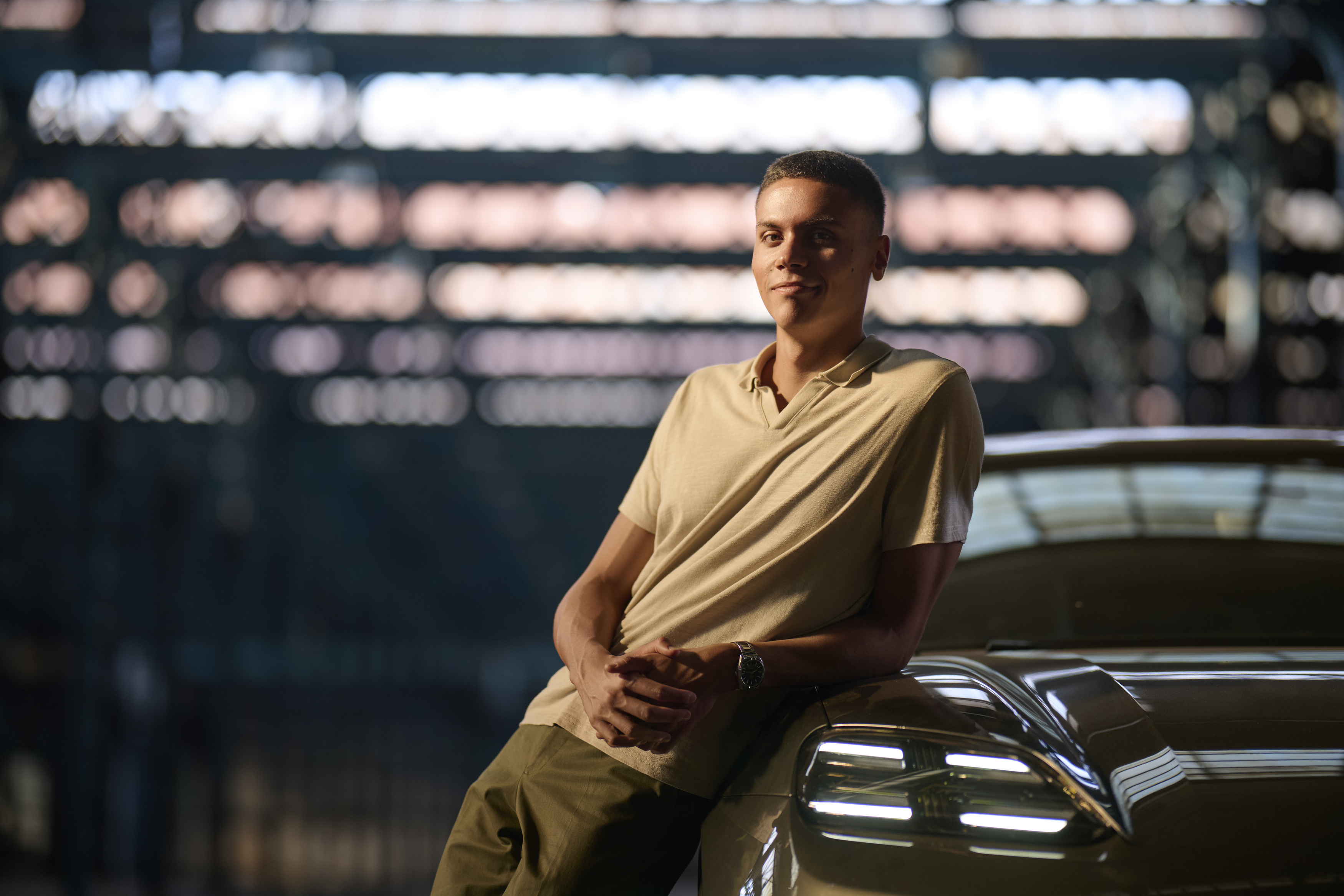 David Popovici a semnat un nou parteneriat: ședință foto specială pe străzile din București cu un Porsche Macan Electric