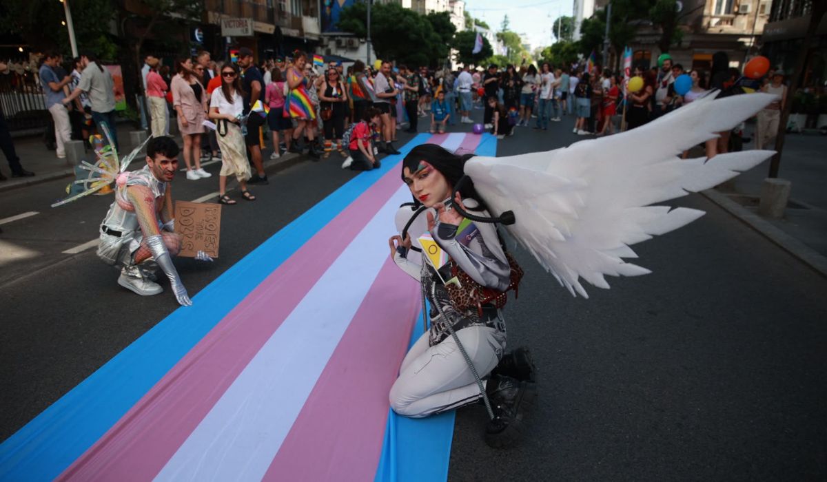 Marșul Bucharest Pride 2026: zeci de mii de oameni cer drepturi egale pentru comunitatea LGBT+ și parteneriat civil pe Calea Victoriei
