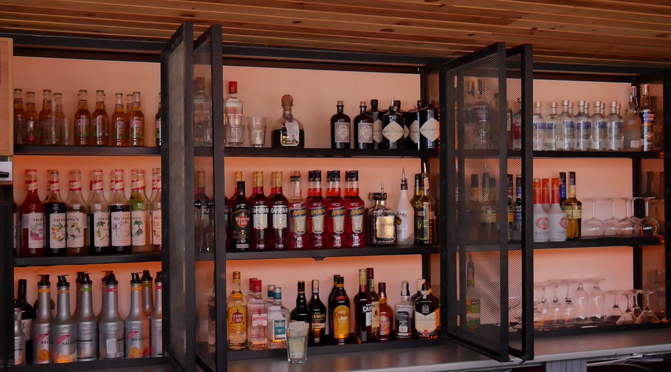 VIDEO/ Codul secret al barmanilor din Vama Veche. Cum să ceri un Mai Tai sau o tequila prin semne și cum le interpretează un lingvist