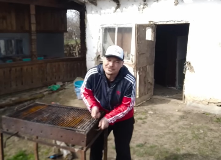 Noi imagini cu Puya la țară. Cum arată curtea și casa renovată: „Costă foarte puțin”