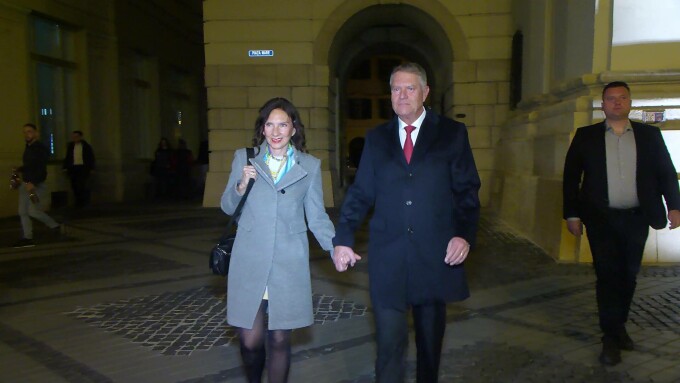 Ținutele purtate de Carmen Iohannis la slujba de Înviere și în prima zi de Paște Catolic. Detaliul care a atras atenția