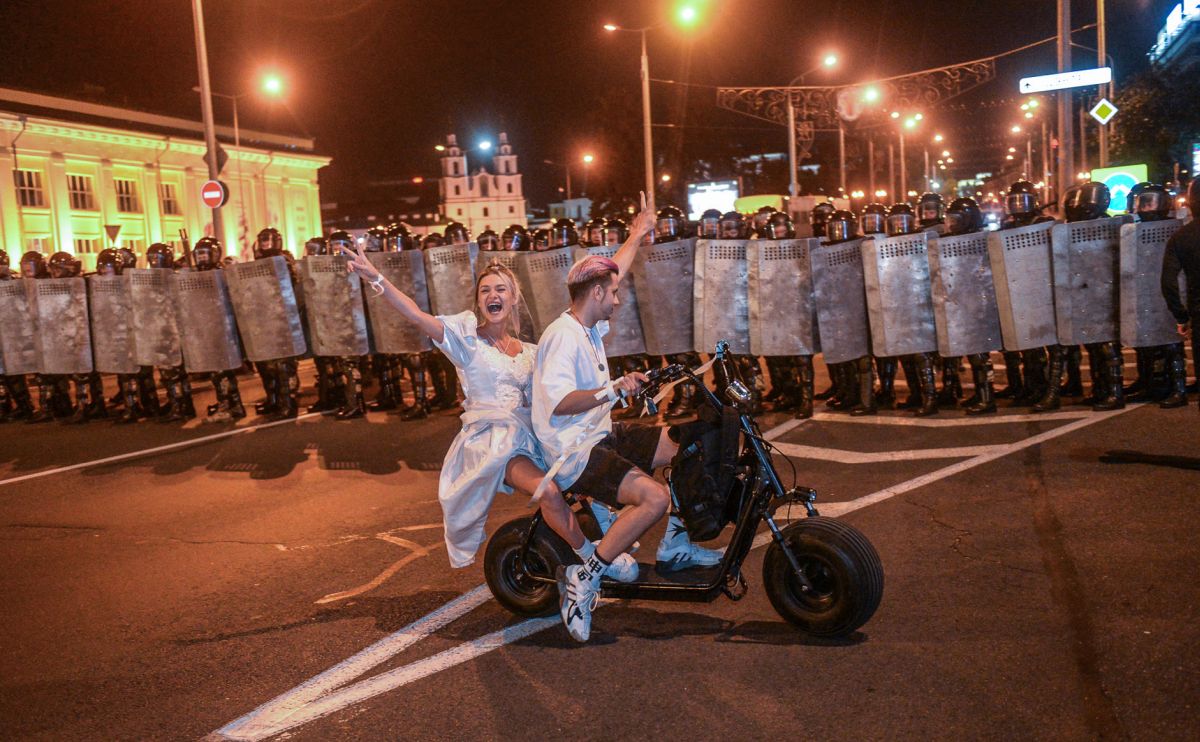 Imagini dramatice | Cea mai neagră noapte în Belarus: un mort, zeci de răniți, sute de arestări și un conflict care nu s-a încheiat