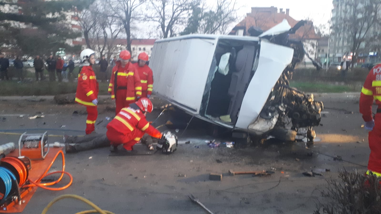 Două persoane au murit într-un grav accident auto, lângă gara din Târgu Mureş (FOTO)