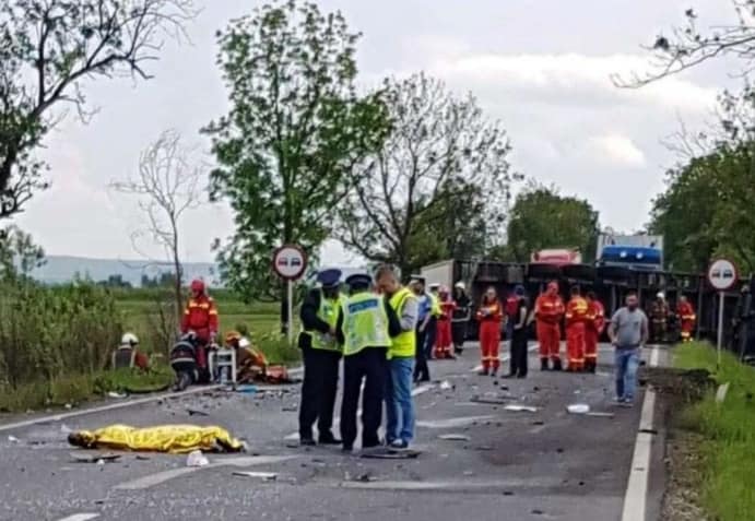 UPDATE / Mașină a Ambasadei Albaniei, implicată într-un carambol în Mureș. Două persoane din mașina cu număr de corp diplomatic au murit, iar alte patru au fost rănite