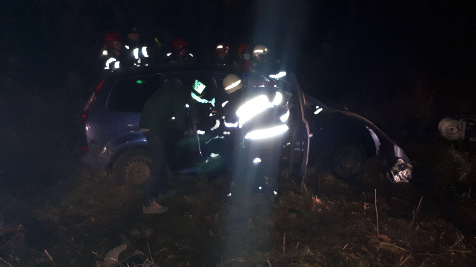 UPDATE: Copil în stop cardio-respirator și trei adulți încarcerați, într-un accident cumplit în Timiș. Copilul a murit/ FOTO