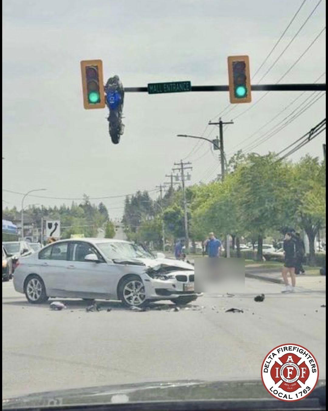 O motocicletă a ajuns suspendată pe semafor, după un accident grav, în Canada: „Mission: Impossible, dar pilotul este în stare gravă!” | VIDEO