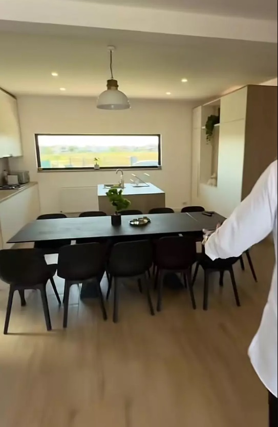 Imagini cu vila lui Marcel Andrei de la „Insula Iubirii”. Casa are trei dormitoare, dar și piscină și jacuzzi