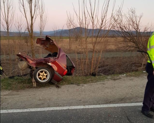 O persoană a murit și cinci au fost rănite, după impactul dintre o maşină şi un autocar pe un drum din Timiș