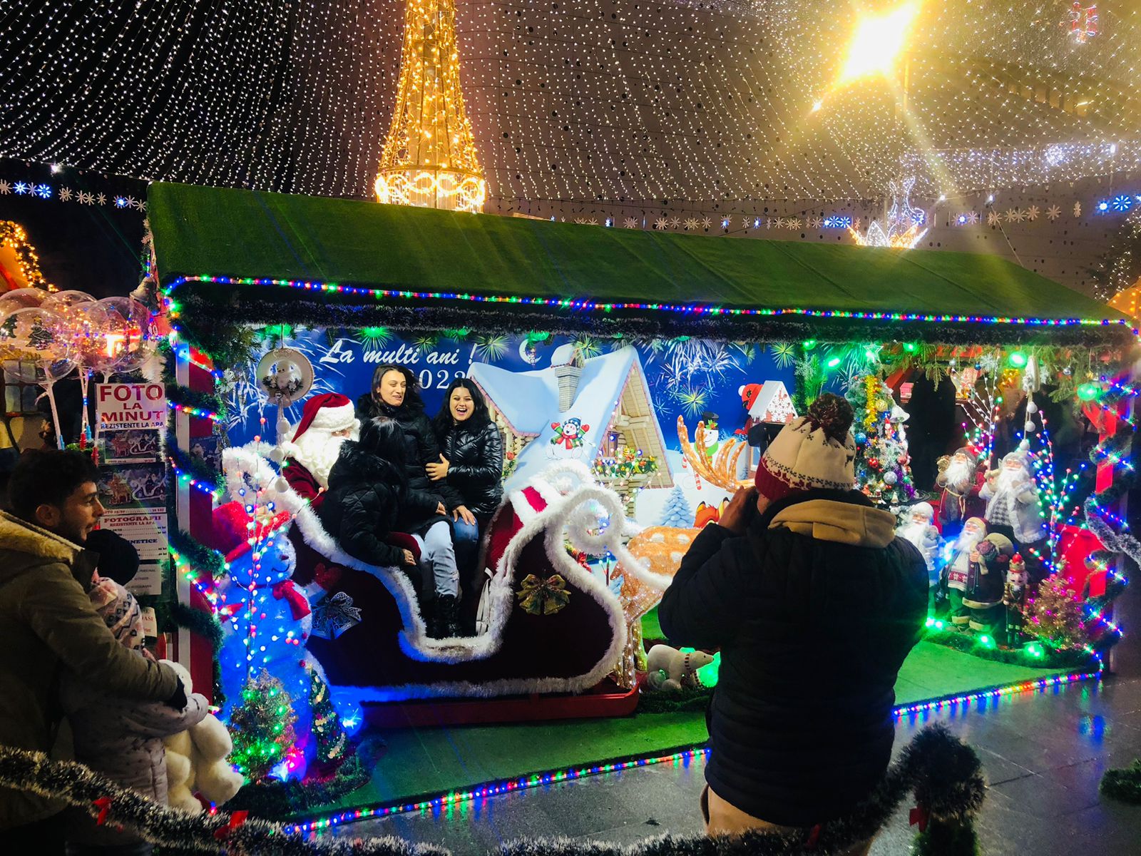 REPORTAJ. Craiova rivalizează cu Viena și cu Budapesta la Târgul de Crăciun: vin fiert mai ieftin, porții-gigant, la preț de Occident