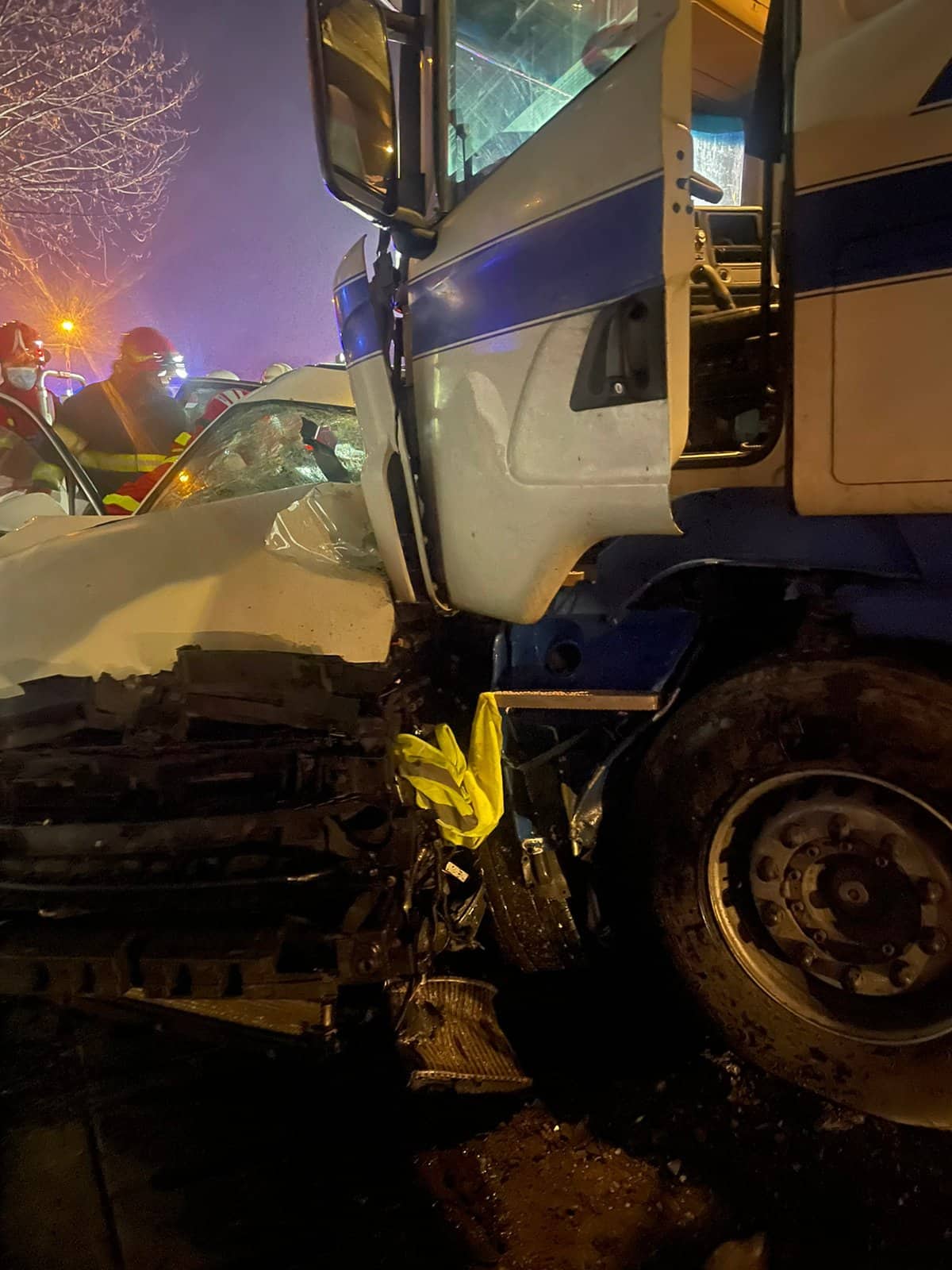 Doi morți și doi răniți într-un accident care a avut loc în Brașov. Ciocnire violentă între o mașină și un TIR