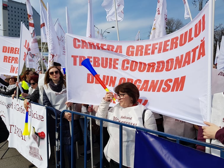UPDATE. Delegaţie a grefierilor, la discuţii la Guvern. Colegii lor protestează în Piața Victoriei (FOTO&VIDEO)