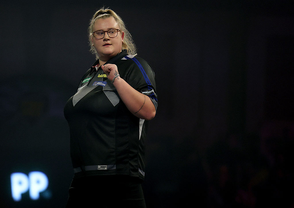 Három korábbi világbajnok legyőzése után történelmet írt a női dartsos – videó