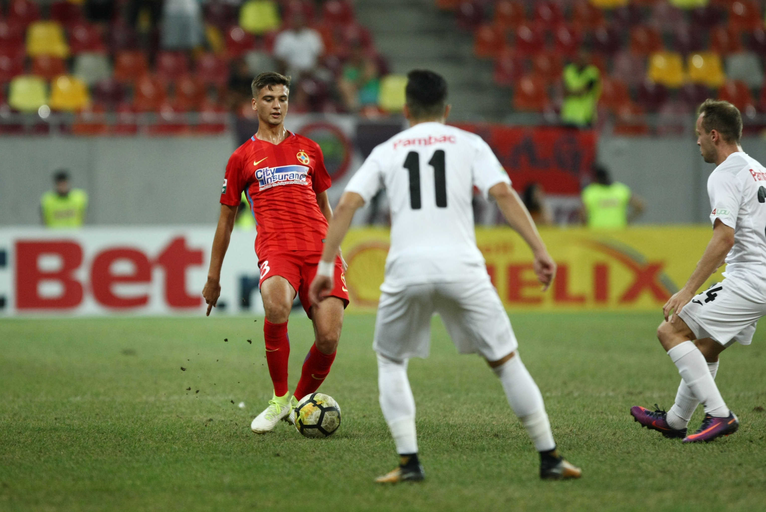 Liga 1, etapa a 6-a: FCSB - Astra 1-1. Conflict între Iordănescu şi Popescu. Teixeira, accidentat. Golofca, gol nevalidat. Gazonul, execrabil. Reacţii | FOTO & VIDEO