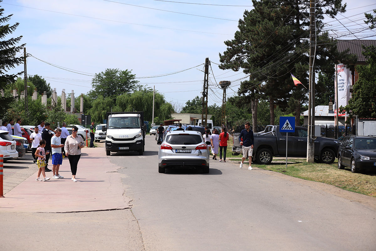 REPORTAJ Alegeri 2024 | Poliție, jandarmi și o bunică speriată de propria nepoată la Belciugatele: „M-a făcut în tot felul că am urcat în mașina primarului!”